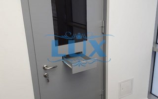 металлическая кассовая дверь с выдвижным лотком и стеклом