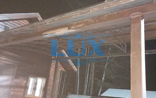 односкатный навес из поликарбоната для загородного дома