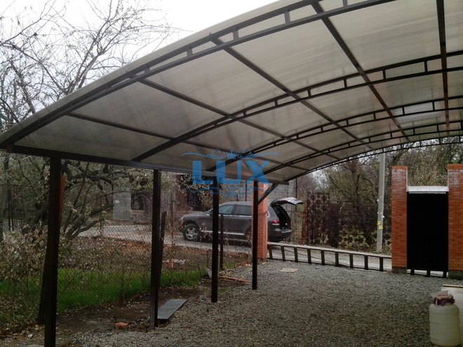 односткатный навес из поликарбоната для загородного дома