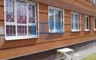 металлическая оконная решетка белого цвета