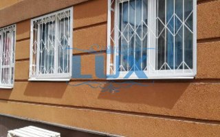 стальная оконная решетка белого цвета