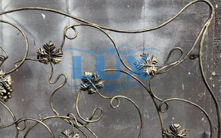 оконная решетка - ковка в виде листьев